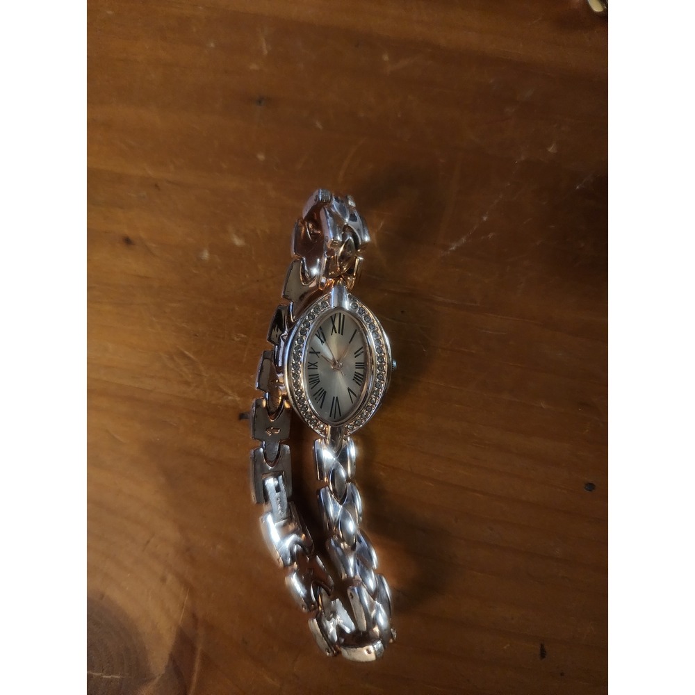 FMD Womens Silver Tone Oval Rhinestone Bezel Roman Numeral Link Watch FMDJSET053